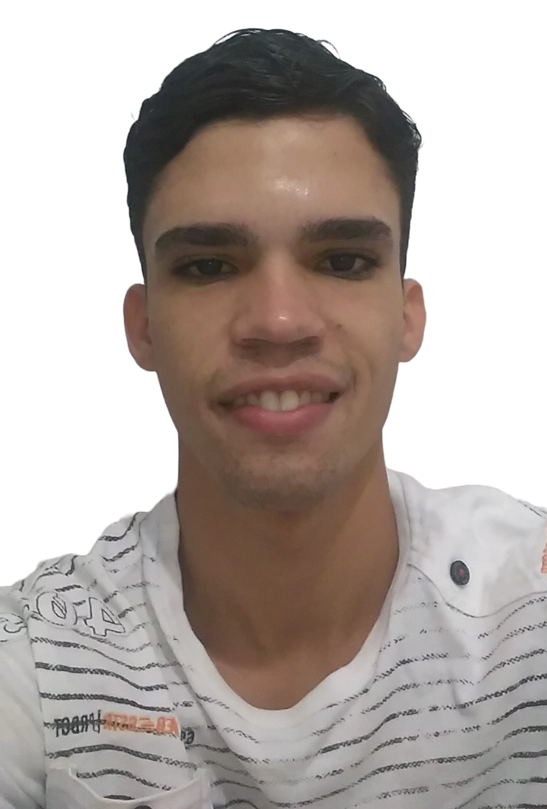 Imagen de perfil de samuel amaro com camiseta branca com riscos na cor preta e rosto sorridente